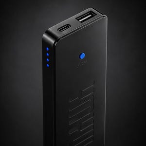 Pu&ograve; includere: Un power bank portatile rettangolare nero dotato di una porta USB-C e una porta USB-A sul bordo superiore. Il dispositivo presenta un pulsante di accensione circolare blu con l'etichetta ON/OFF e quattro spie LED blu verticali sul lato.