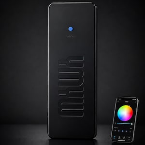 Pu&ograve; includere: Un pannello luminoso intelligente rettangolare nero con il testo in rilievo "ymyu" sulla superficie frontale, un piccolo pulsante di accensione blu circolare etichettato "ON/OFF" e uno smartphone che mostra un'interfaccia app a colori.