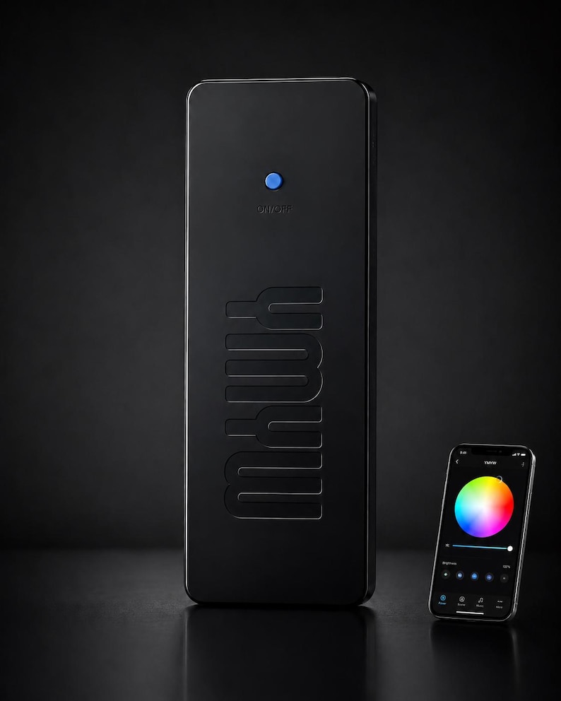 Pu&ograve; includere: Un pannello luminoso intelligente rettangolare nero con il testo in rilievo "ymyu" sulla superficie frontale, un piccolo pulsante di accensione blu circolare etichettato "ON/OFF" e uno smartphone che mostra un'interfaccia app a colori.