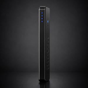 Pu&ograve; includere: Un power bank portatile nero, sottile e rettangolare, con finitura lucida. Il lato presenta una fila verticale di quattro piccole spie LED blu vicino alla parte superiore e un singolo pulsante circolare blu sotto, che indica lo stato.