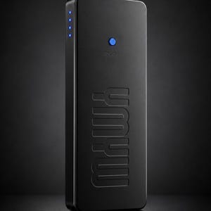 Pu&ograve; includere: Un power bank portatile nero di forma rettangolare con finitura opaca. Il dispositivo presenta un pulsante di accensione circolare blu con l'etichetta ON/OFF, quattro spie LED blu verticali sul lato e il testo YMYU in rilievo sul davanti.