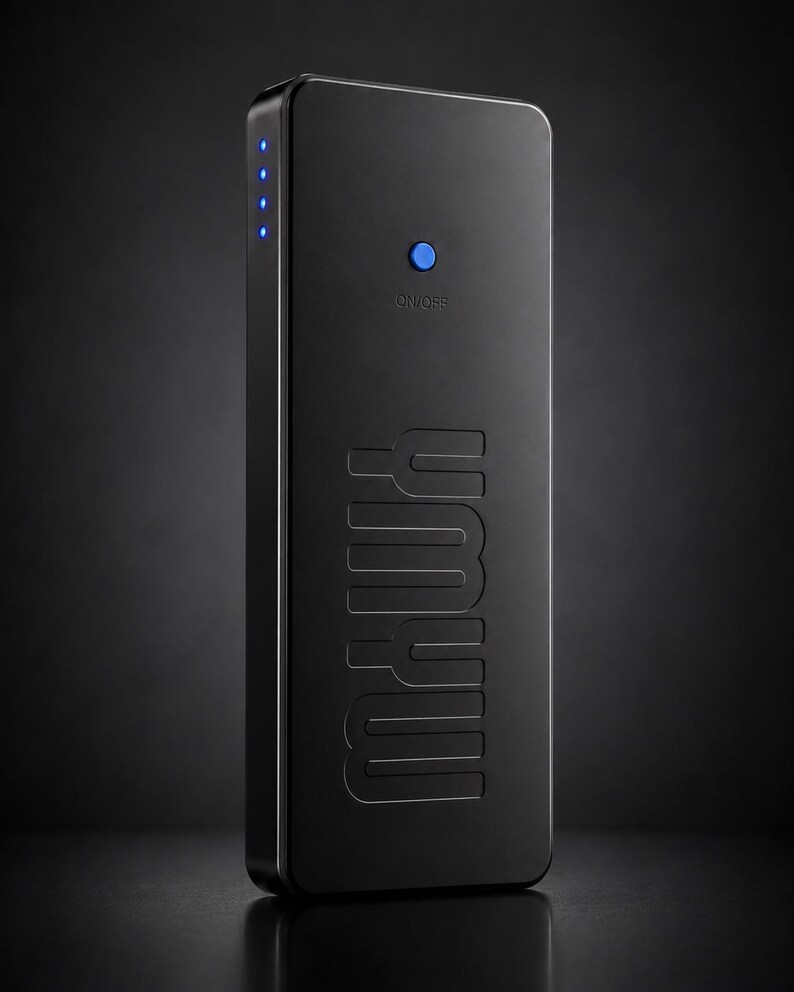 Pu&ograve; includere: Un power bank portatile nero di forma rettangolare con finitura opaca. Il dispositivo presenta un pulsante di accensione circolare blu con l'etichetta ON/OFF, quattro spie LED blu verticali sul lato e il testo YMYU in rilievo sul davanti.
