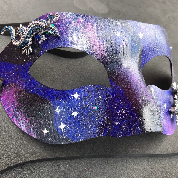 Demi-masque de mascarade de luxe, avec des lézards ornés de bijoux, une galaxie spatiale peinte à la main. Accessoire de costume pour femmes et hommes.