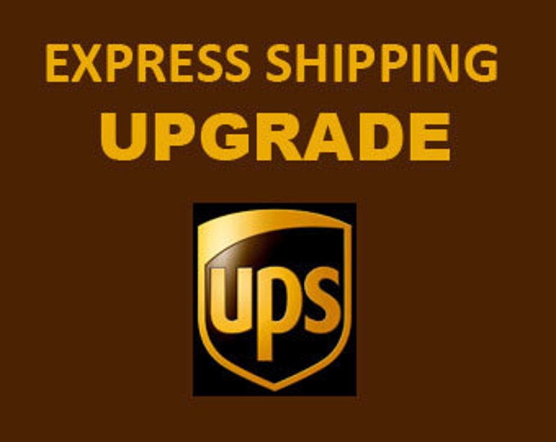 Peut inclure: Un fond marron avec les mots "EXPRESS SHIPPING UPGRADE" en lettres dor&eacute;es. En dessous du texte se trouve le logo UPS, un bouclier dor&eacute; avec les lettres "ups" en or.