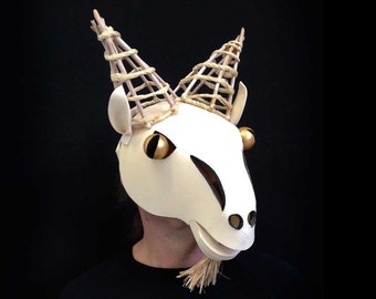 Masque masqué de chèvre pour adultes et enfants. Coiffe de capricorne Tête de costume respectueuse des animaux Fait à la main par Tentacle Studio.