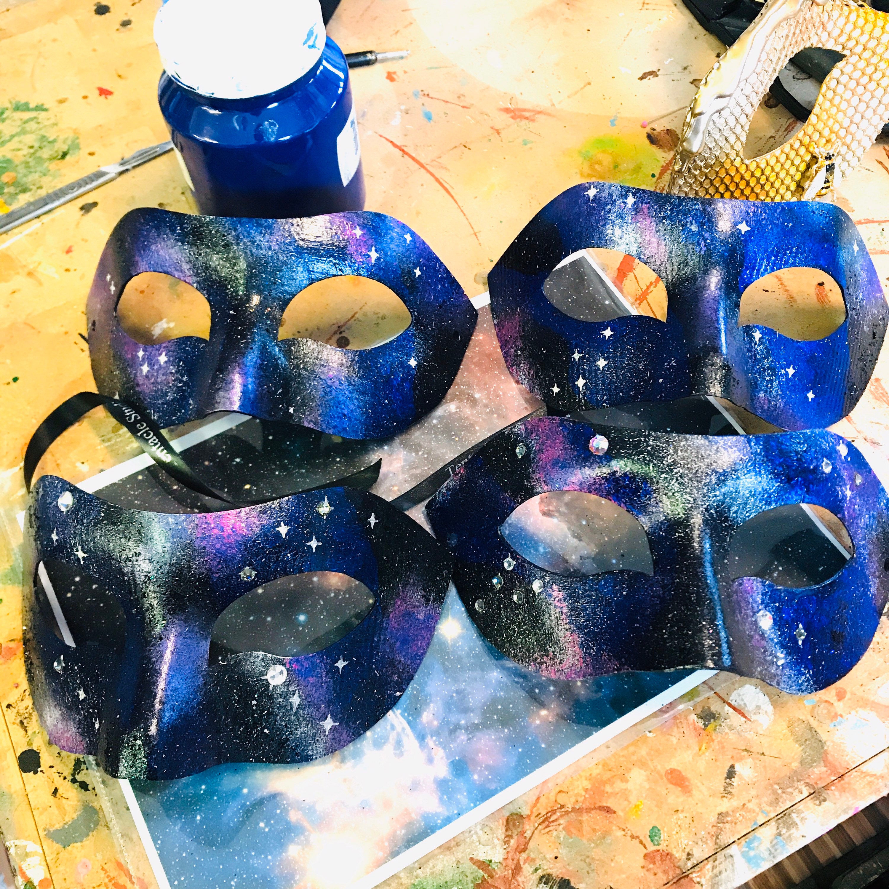 ギャラクシーマスカレードマスク：スワロフスキーの星が輝く深みのある