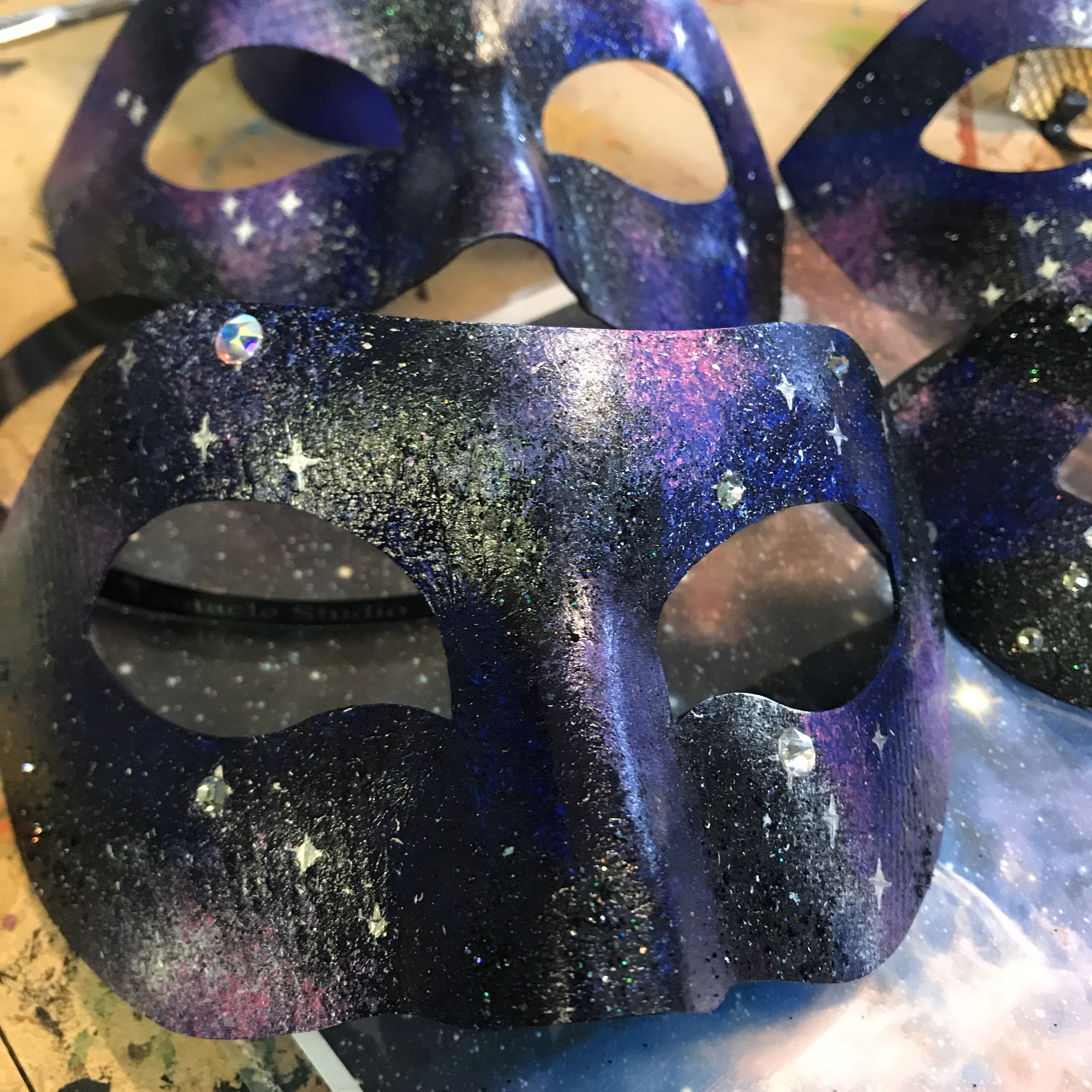 ギャラクシーマスカレードマスク：スワロフスキーの星が輝く深みのある