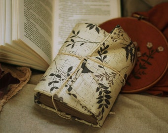 Verpakt botanisch dagboek, notitieboek met bloemen