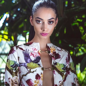 Herat suède crop top, rok en strohoed: bloemen, races, racekleding, tovenaar, pak, boho, wit, roze, vogels, papegaai, gesp unieke jurk