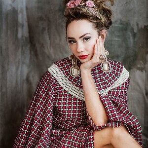 Cessart Tweed Poncho - jedyny w swoim rodzaju, designerski, wełniany, zimowy, różowy, czarny, elegancki, ekskluzywny, w kratę, w pepitkę, francuski, z wybiegu, ekskluzywny zdjęcie 5