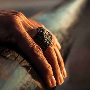 Bague pierre brute unique en marbre noir - LIVRAISON GRATUITE, recyclée, recyclée, noire, pièce unique, bijoux uniques, wabi-sabi, brutaliste
