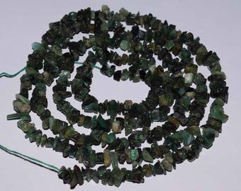 Perles de pierres précieuses Emerald Chips AAA+ Taille 3-6mm, 290+ Pièces, Longueur du brin 36 pouces