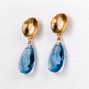 Edelstein-Ohrringe blau-gold, runde Ohrstecker matt-vergoldet, mit blauem Quarz-Tropfen, Etwas Blaues, Hochzeit, Braut Bild 4