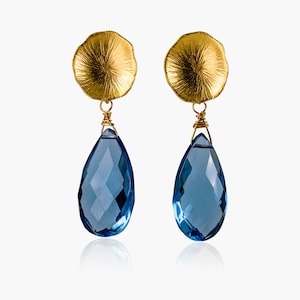 Edelstein-Ohrringe blau-gold, runde Ohrstecker matt-vergoldet, mit blauem Quarz-Tropfen, Etwas Blaues, Hochzeit, Braut Gold