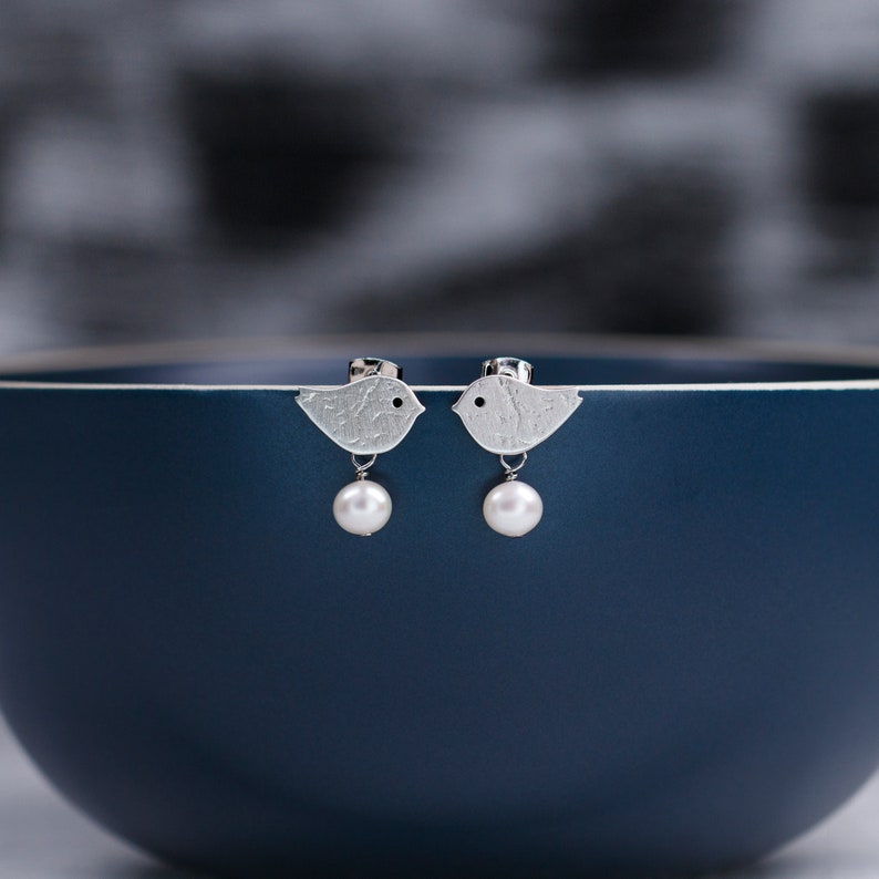 Perlen-Ohrringe 925 Silber oder vergoldet matt strukturiert handmade Vogel Ohrstecker gold mit Süßwasser Perle Perlen-Schmuck Vögelchen Bild 8
