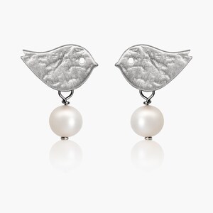 Perlen-Ohrringe 925 Silber oder vergoldet matt strukturiert handmade Vogel Ohrstecker gold mit Süßwasser Perle Perlen-Schmuck Vögelchen Silber