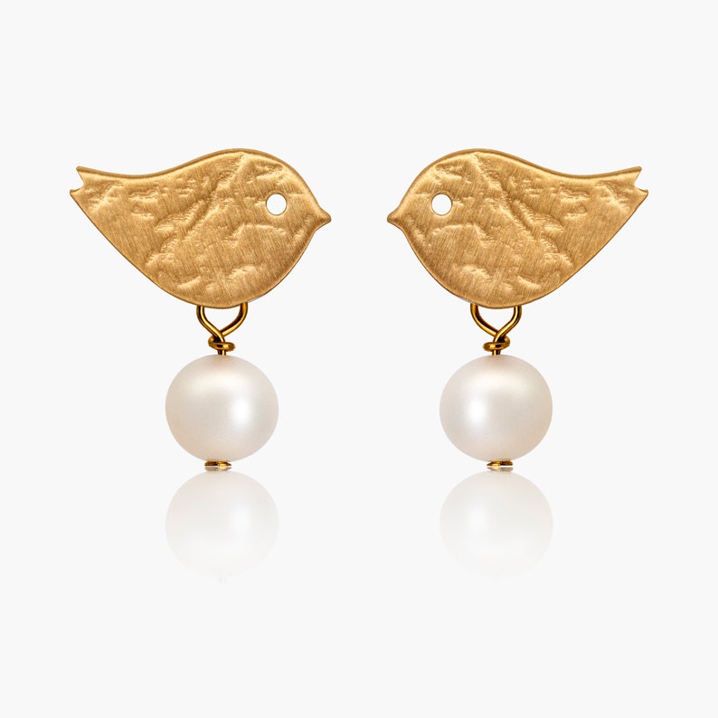 Perlen-Ohrringe 925 Silber oder vergoldet matt strukturiert handmade Vogel Ohrstecker gold mit Süßwasser Perle Perlen-Schmuck Vögelchen Gold