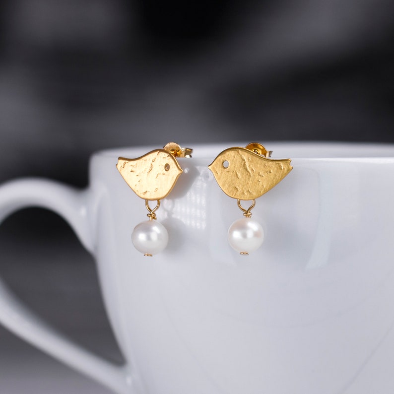 Perlen-Ohrringe 925 Silber oder vergoldet matt strukturiert handmade Vogel Ohrstecker gold mit Süßwasser Perle Perlen-Schmuck Vögelchen Bild 4
