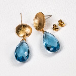 Edelstein-Ohrringe blau-gold, runde Ohrstecker matt-vergoldet, mit blauem Quarz-Tropfen, Etwas Blaues, Hochzeit, Braut Bild 6