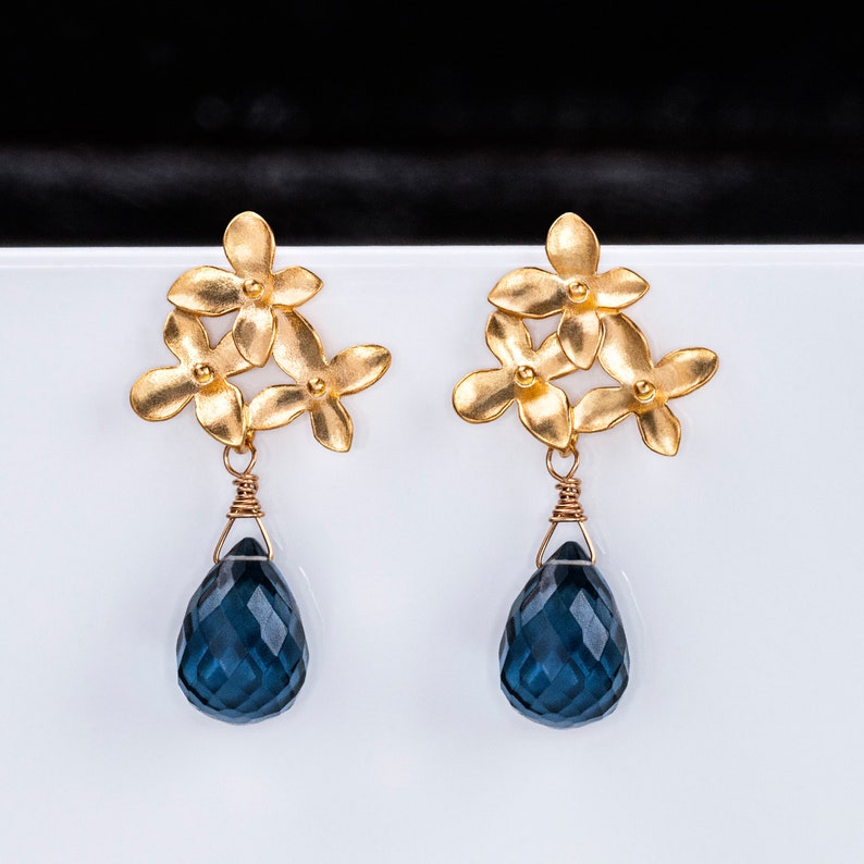 Goldene Blüten-Ohrringe grün, blau, gelb oder lila Edelstein-Tropfen, Blumen-Ohrstecker vergoldet, Pin 925-Sterlingsilber, Geschenk für Sie Bild 6