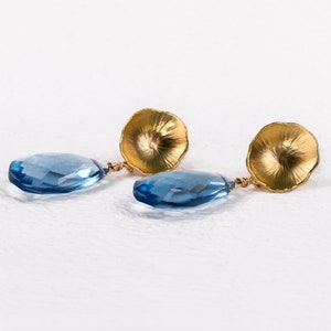 Edelstein-Ohrringe blau-gold, runde Ohrstecker matt-vergoldet, mit blauem Quarz-Tropfen, Etwas Blaues, Hochzeit, Braut Bild 5