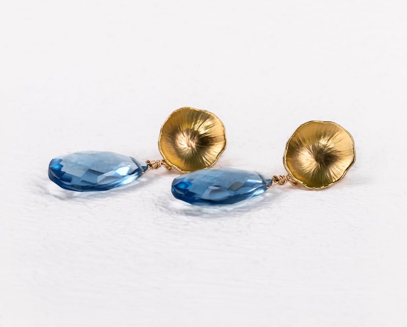 Edelstein-Ohrringe blau-gold, runde Ohrstecker matt-vergoldet, mit blauem Quarz-Tropfen, Etwas Blaues, Hochzeit, Braut Bild 5