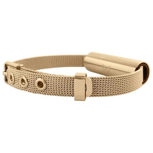 Può includere: Un braccialetto in metallo dorato con un cinturino a rete e un ciondolo cilindrico. Il braccialetto ha una chiusura a fibbia.