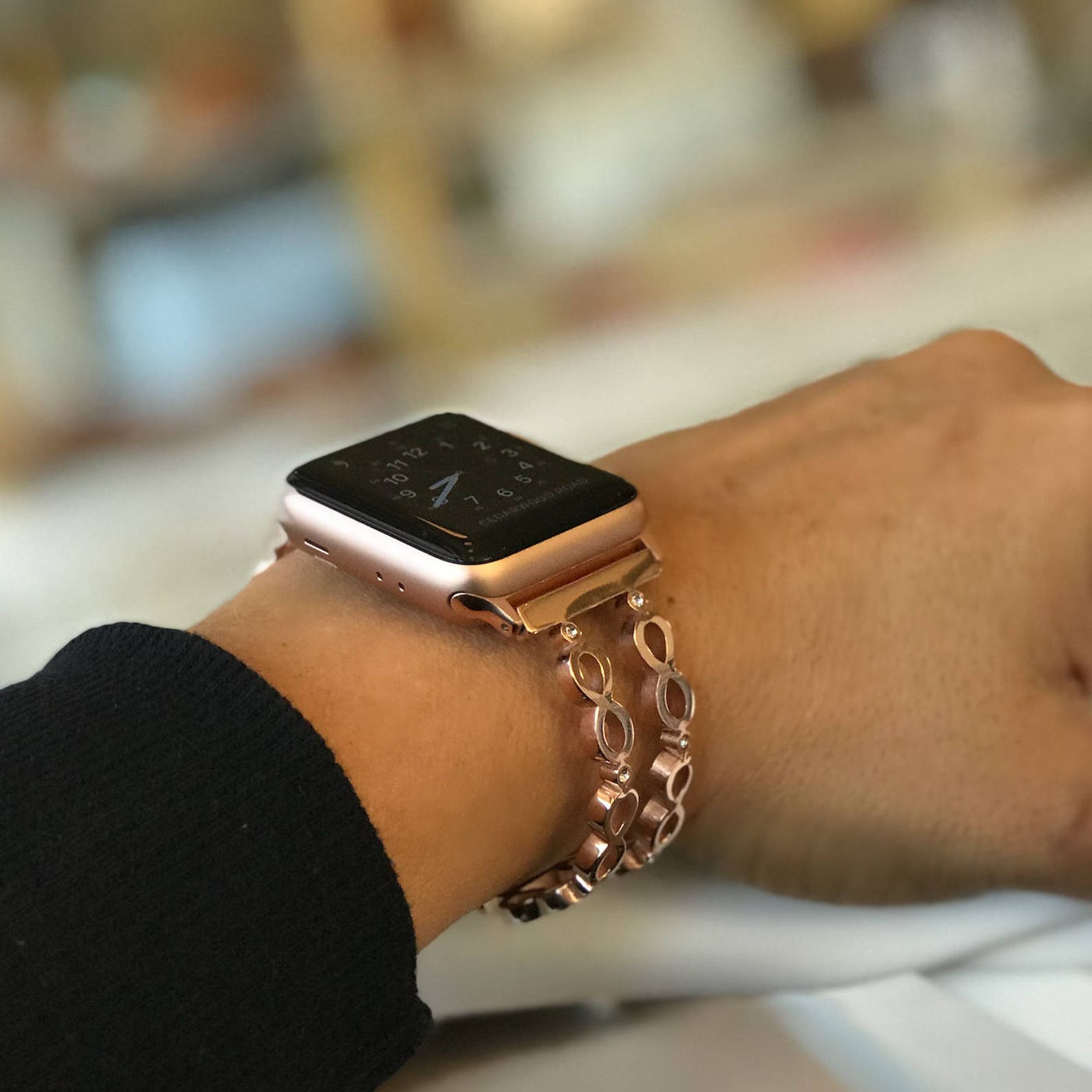 Apple watch gold stainless. Браслет на Эппл вотч. Браслет для АПЛ вотч. Браслет на часы эпл вотч. Эппл вотч 3 золотые.