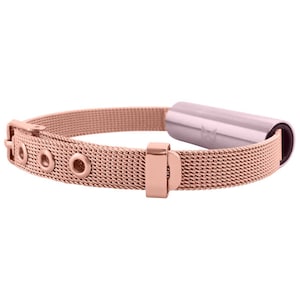 Può includere: Un braccialetto in metallo color oro rosa con un tracker fitness argentato attaccato. Il braccialetto ha una chiusura a fibbia e più fori per regolare la vestibilità.