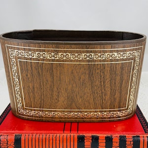 Organizador de escritorio vintage de imitación madera marrón, con diseño dorado en relieve en el frente, recubierto de cartón duro, mide 7.5" x 4.5" x 3.5", muy bonito.