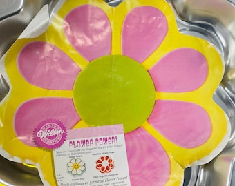 Vintage Flower Power cake pan by Wilton, 1998, trademark logo of KI, NOS, never been used, retro flower cake pan, very nice