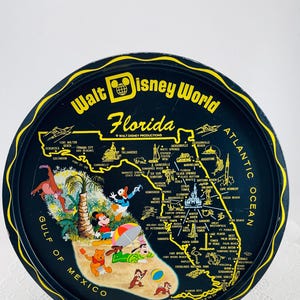 Vintage Metallrunde Walt Disney World Florida Souvenir Serviertablett, Retro Barware, Disney-Figuren und Florida Drehorte auf einer Karte