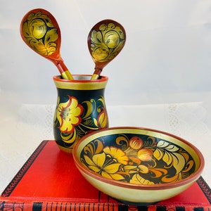 Vintage hand painted Russian Khokhloma Lacquer, 2 spoons, 1 bowl & 1 cup, bold colors of red, gold, dark green, orange, yellow, collectible image 4