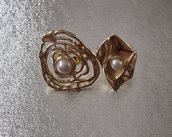 Set of 2 Vintage gold tone metal adjustable rings with pearl.