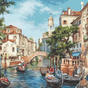 以下が含まれることがあります： イタリア、ベネチアの詳細なクロスステッチの描写。運河、ゴンドラ、歴史的建造物が特徴です。このアートワークは、橋、木々、人物、青い空の背景を描いています。このシーンは細部まで豊かで、街の本質を捉えています。