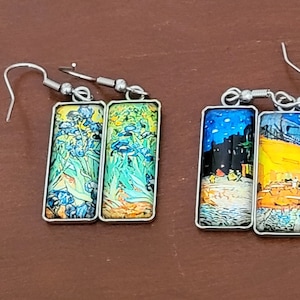 Set aus 2 Van Gogh Malerei inspirierten Ohrringen - &quot;Iris&quot; und &quot;&quot;Outdoor Café at Night&quot;&quot;; Baumelnde Ohrringe&quot;&quot;