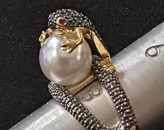 Vintage Frog on Pearl ring. Size 8 or 9