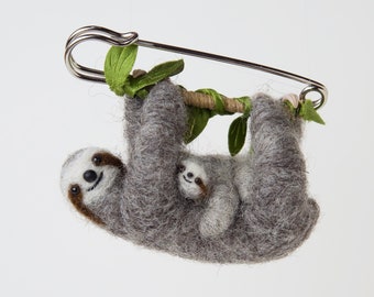 Sloth with a baby brooch, Needle felted sloth brooch, Sloth jewelry, Mothers day gift, Sloth ornament, Sloth family, Baby sloth, Sloth gifts