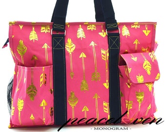 Bolso utilitario de tamaño mediano con estampado de flechas metálicas doradas con monograma GARB733 Coral (borde azul marino) / Regalo para profesores / Bolso para pañales / Bolso organizador
