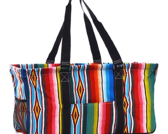 Tote de almacenamiento de utilidad plegable grande con estampado de serape con monograma SER603BK / Regalo para maestros / Tote de playa y piscina / Organizador de baúl / Llevar todo