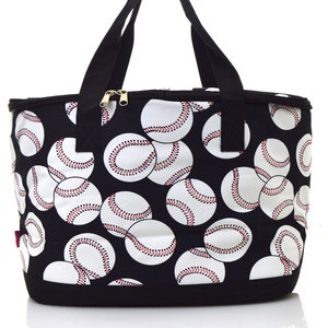 Puede incluir: Bolsa de transporte aislada negra con un patr&oacute;n de b&eacute;isbol blanco. La bolsa tiene dos asas negras y un cierre de cremallera.