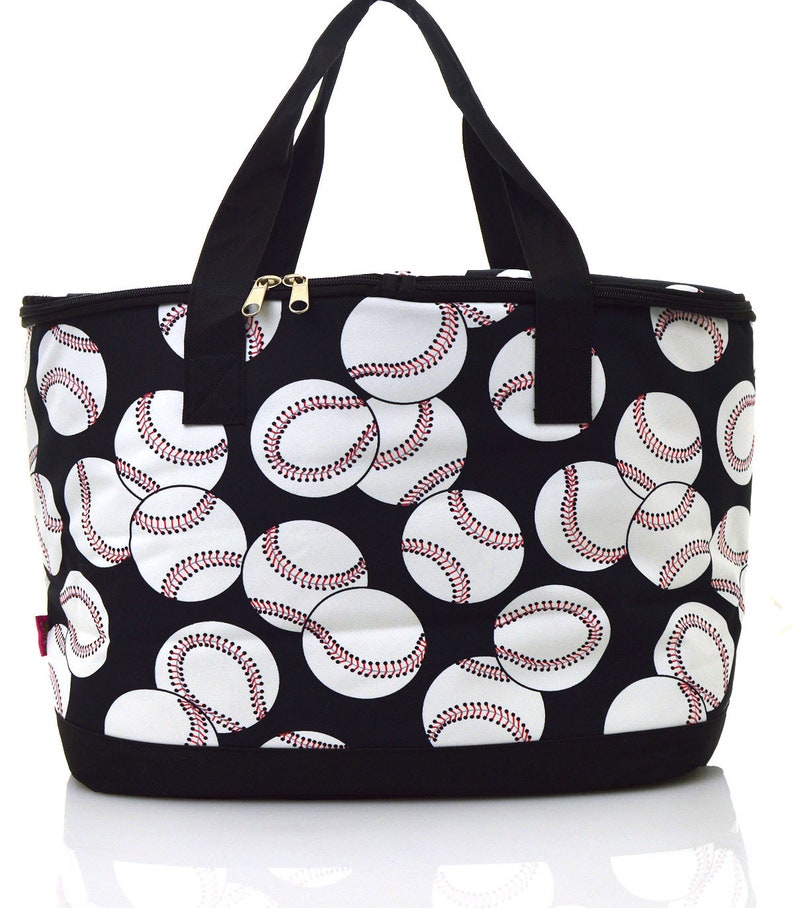 Puede incluir: Bolsa de transporte aislada negra con un patr&oacute;n de b&eacute;isbol blanco. La bolsa tiene dos asas negras y un cierre de cremallera.