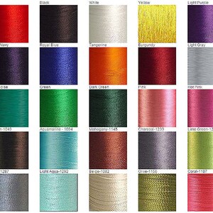 Puede incluir: Una carta de colores de hilo de bordar con 20 colores diferentes, incluyendo rojo, negro, blanco, amarillo, morado claro, azul marino oscuro, azul real, mandarina, burdeos, gris claro, turquesa, verde, verde oscuro, rosa, rosa fuerte, marr&oacute;n, aguamarina, caoba, carb&oacute;n, verde lima, gris, azul claro, beige, oliva y coral. Cada color est&aacute; etiquetado con su nombre y n&uacute;mero.