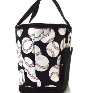 Puede incluir: Bolsa de almuerzo aislada en blanco y negro con un patr&oacute;n de b&eacute;isbol. La bolsa tiene un bolsillo con cremallera en el lateral y un asa superior.