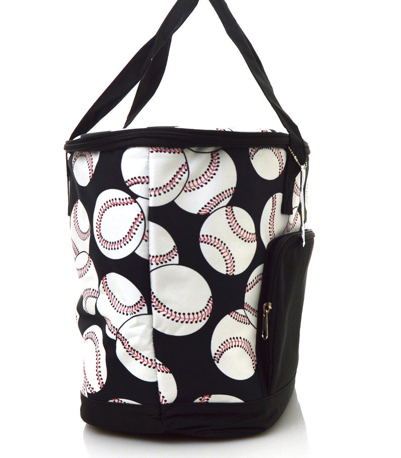 Puede incluir: Bolsa de almuerzo aislada en blanco y negro con un patr&oacute;n de b&eacute;isbol. La bolsa tiene un bolsillo con cremallera en el lateral y un asa superior.