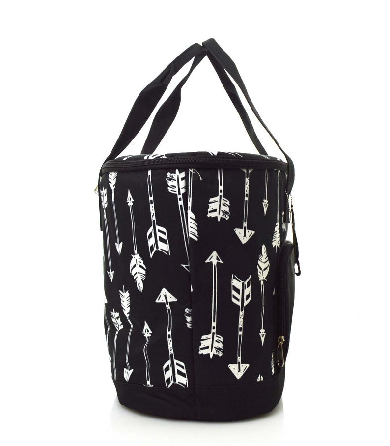 Może przedstawiać: Czarno-biała termoizolacyjna torba na lunch z wzorem białych strzałek na czarnym tle. Torba ma zamek błyskawiczny i g&oacute;rny uchwyt.