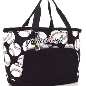 Puede incluir: Bolsa isot&eacute;rmica negra y blanca con estampado de b&eacute;isbol. La bolsa tiene cierre de cremallera y un asa negra. La bolsa tambi&eacute;n tiene un bolsillo negro en la parte delantera con un abridor de botellas adjunto. El texto "peace love -MONOGARM- " est&aacute; impreso en la parte delantera de la bolsa.