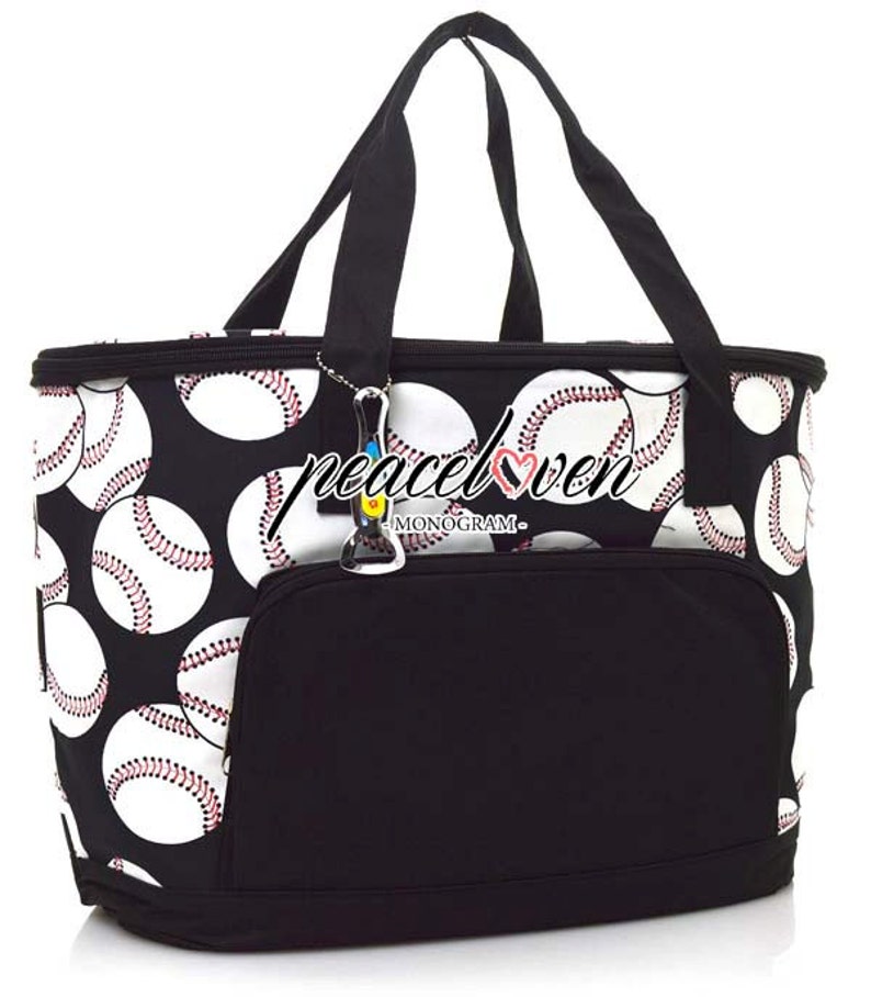 Puede incluir: Bolsa isot&eacute;rmica negra y blanca con estampado de b&eacute;isbol. La bolsa tiene cierre de cremallera y un asa negra. La bolsa tambi&eacute;n tiene un bolsillo negro en la parte delantera con un abridor de botellas adjunto. El texto "peace love -MONOGARM- " est&aacute; impreso en la parte delantera de la bolsa.