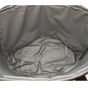 Puede incluir: Una bolsa isot&eacute;rmica vac&iacute;a, de color gris, con cierre de cremallera. La bolsa est&aacute; hecha de un material resistente al agua y tiene una gran capacidad.