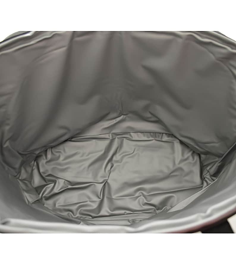 Puede incluir: Una bolsa isot&eacute;rmica vac&iacute;a, de color gris, con cierre de cremallera. La bolsa est&aacute; hecha de un material resistente al agua y tiene una gran capacidad.